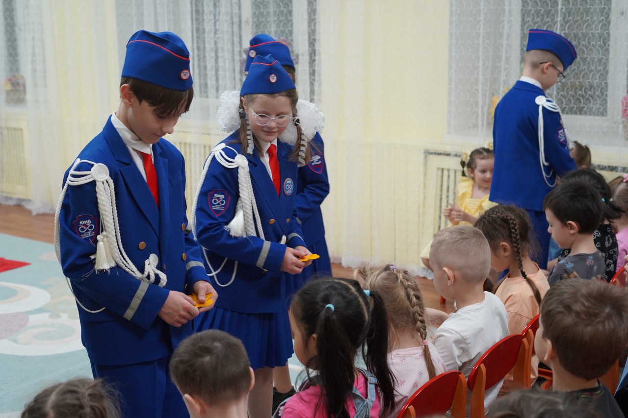 Отряд ЮИД школы № 2 и Госавтоинспекция Салехарда провели познавательное мероприятие для воспитанников детского сада «Светлячок» Отряд ЮИД школы № 2 и Госавтоинспекция Салехарда провели познавательное мероприятие для воспитанников детского сада «Светлячок»