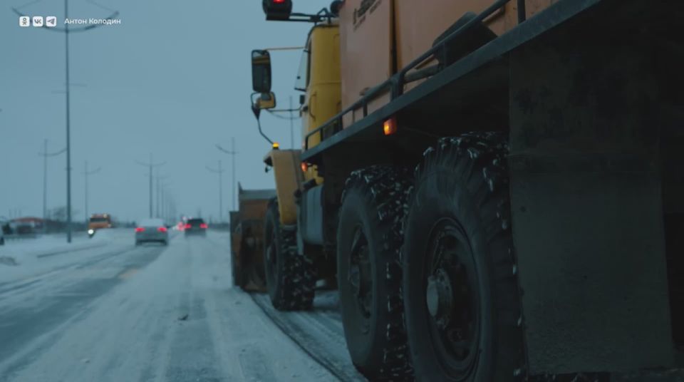 Антон Колодин: Продолжается работа по уборке города от снега