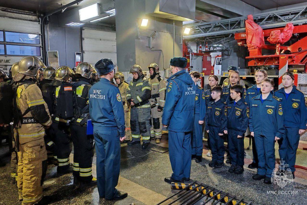 Сотрудники 5 пожарно-спасательного отряда провели мероприятие «1 день в карауле» с кадетами пожарно-спасательных классов Сотрудники 5 пожарно-спасательного отряда провели мероприятие «1 день в карауле» с кадетами пожарно-спасательных классов