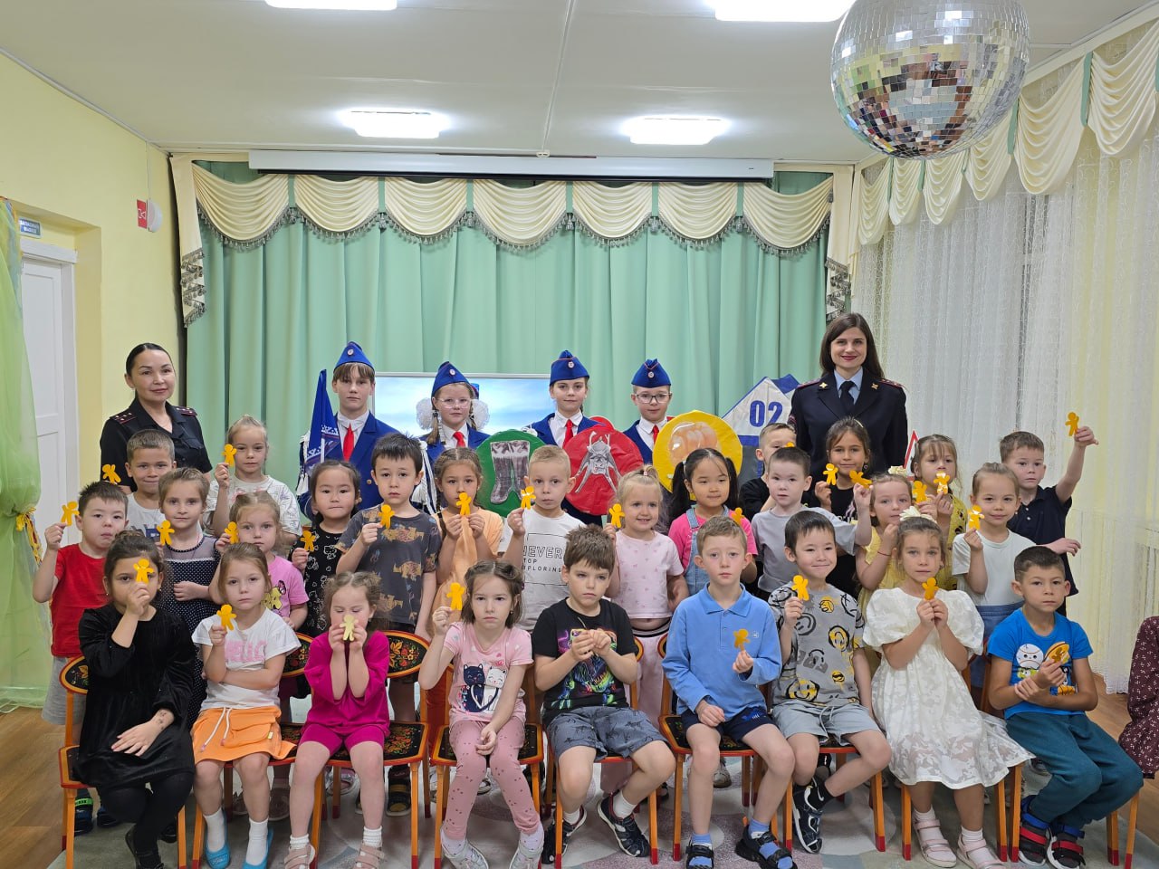 Отряд ЮИД школы № 2 и Госавтоинспекция Салехарда провели познавательное мероприятие для воспитанников детского сада «Светлячок»