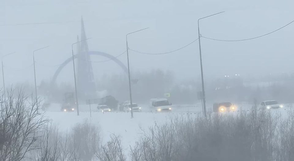 Салехард освобождается от «снежного плена»: как идет уборка города