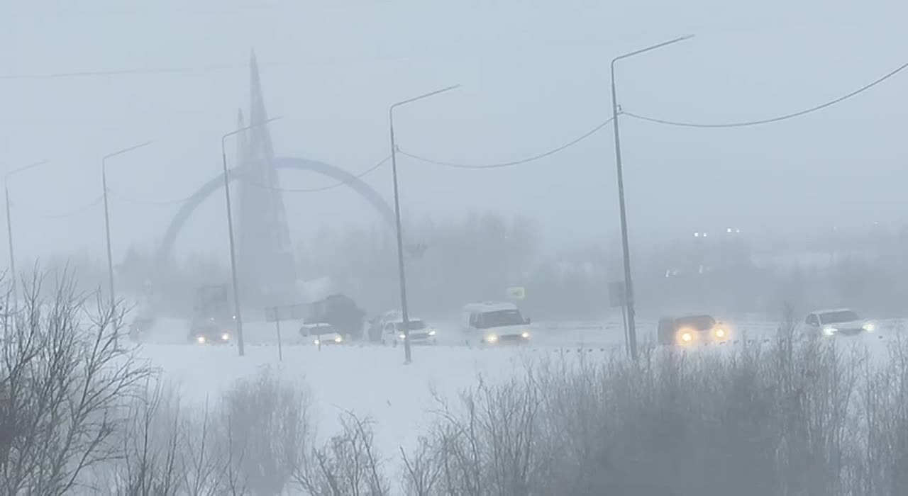 Салехард освобождается от «снежного плена»: как идет уборка города