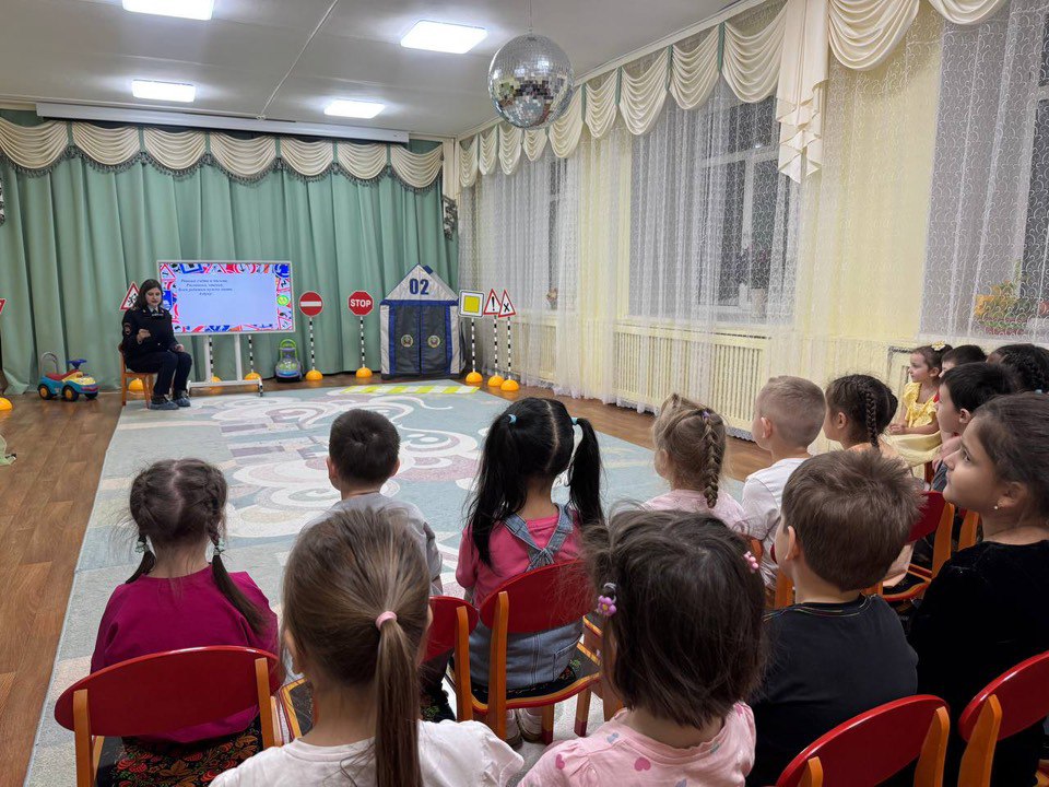 Отряд ЮИД школы № 2 и Госавтоинспекция Салехарда провели познавательное мероприятие для воспитанников детского сада «Светлячок» Отряд ЮИД школы № 2 и Госавтоинспекция Салехарда провели познавательное мероприятие для воспитанников детского сада «Светлячок»