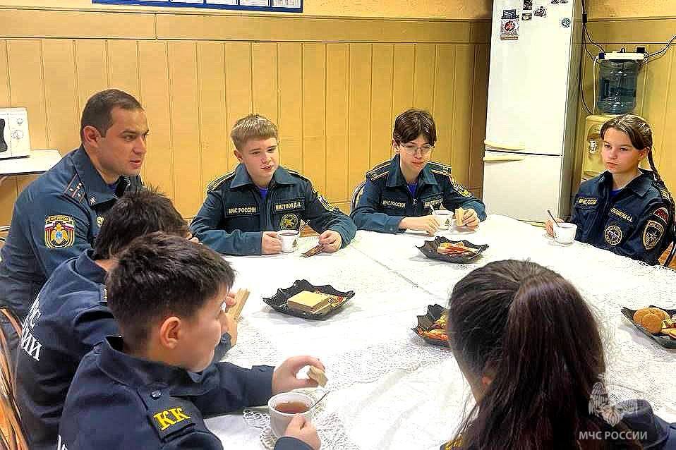 Сотрудники 5 пожарно-спасательного отряда провели мероприятие «1 день в карауле» с кадетами пожарно-спасательных классов Сотрудники 5 пожарно-спасательного отряда провели мероприятие «1 день в карауле» с кадетами пожарно-спасательных классов