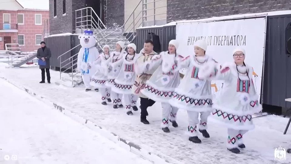 С шаманом и бубнами: шесть семей Яр-Сале с размахом отмечают новоселье