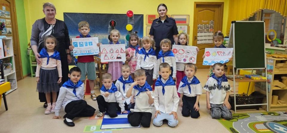 В Новом Уренгое прошло торжественное мероприятие: дошкольники стали юными помощниками инспекторов движения