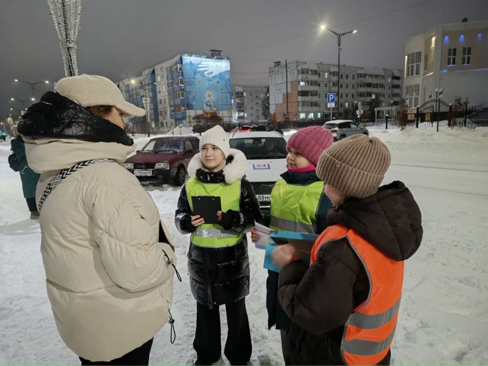 В Муравленко Госавтоинспекция и отряд ЮИД провели профилактическую акцию, направленную на повышение безопасности пешеходов