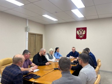 Прокуратурой Ноябрьска проведена рабочая встреча с подрядной организацией, выполняющей работы по содержанию улично-дорожной сети города, с управляющими организациями, администрацией города и ОМВД России по г.Ноябрьску