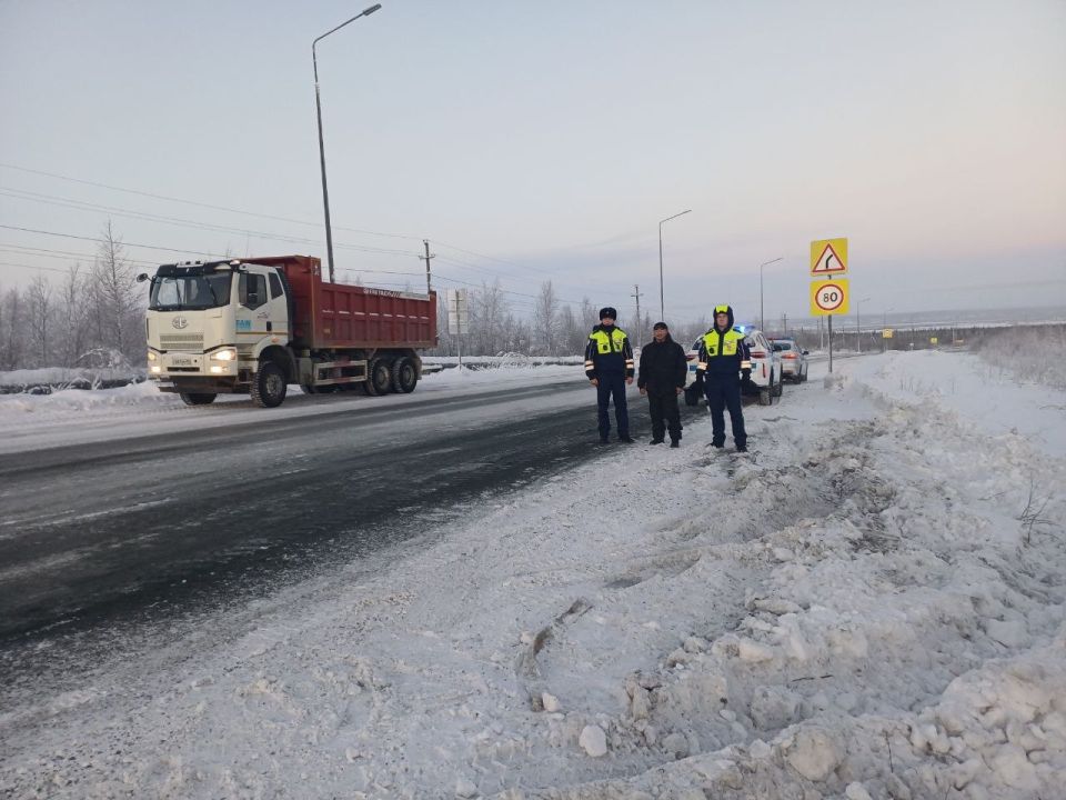 Сотрудники Госавтоинспекции Салехарда спасли водителя из снежного плена