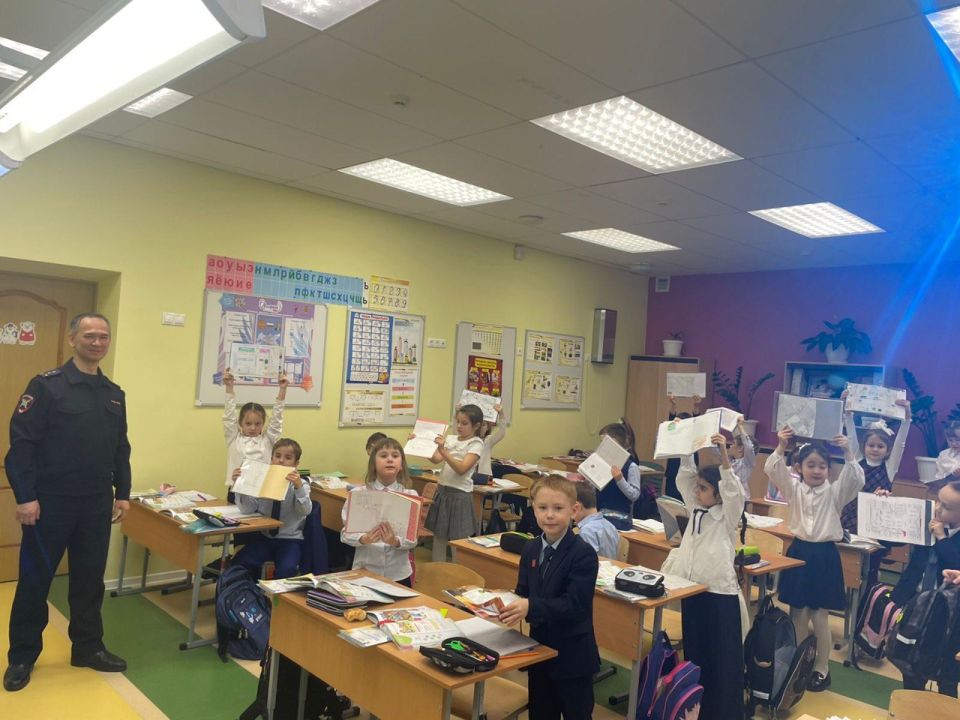 В Лабытнанги автоинспекторы провели для первоклассников школы №8 урок по ПДД