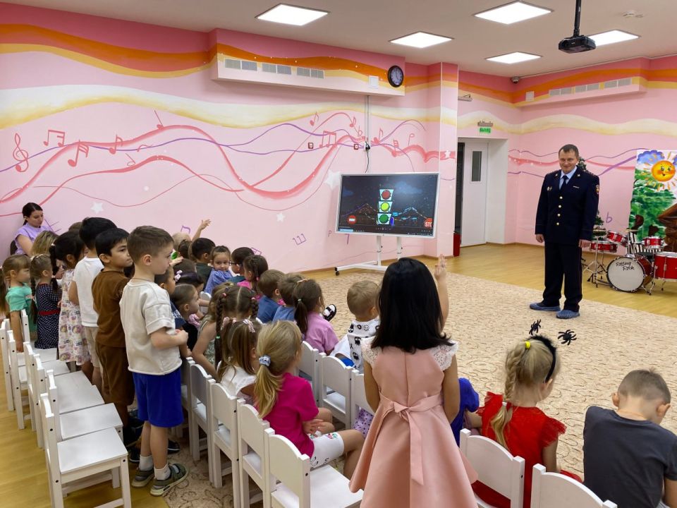 Ноябрьские автоинспекторы провели тематическое мероприятие по ПДД для дошкольников