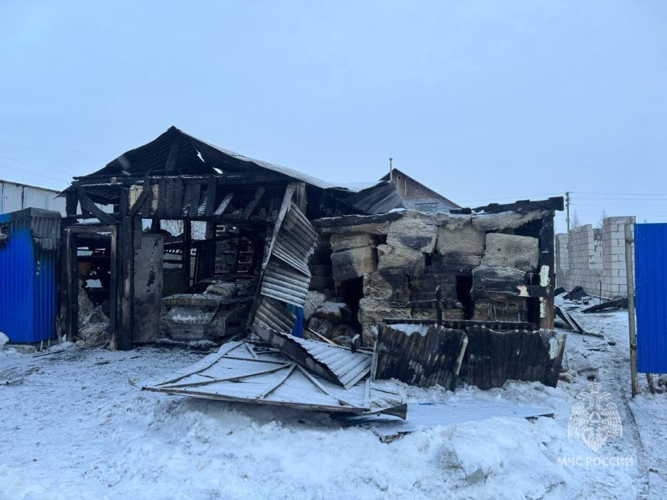Ночной пожар в частном доме в Новом Уренгое