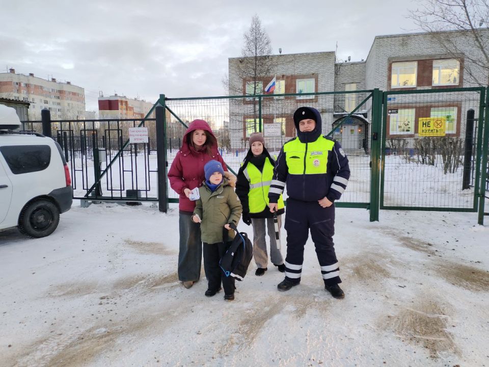 В Новом Уренгое автоинспекторы и родительская общественность провели пропагандистское мероприятие на территории школы