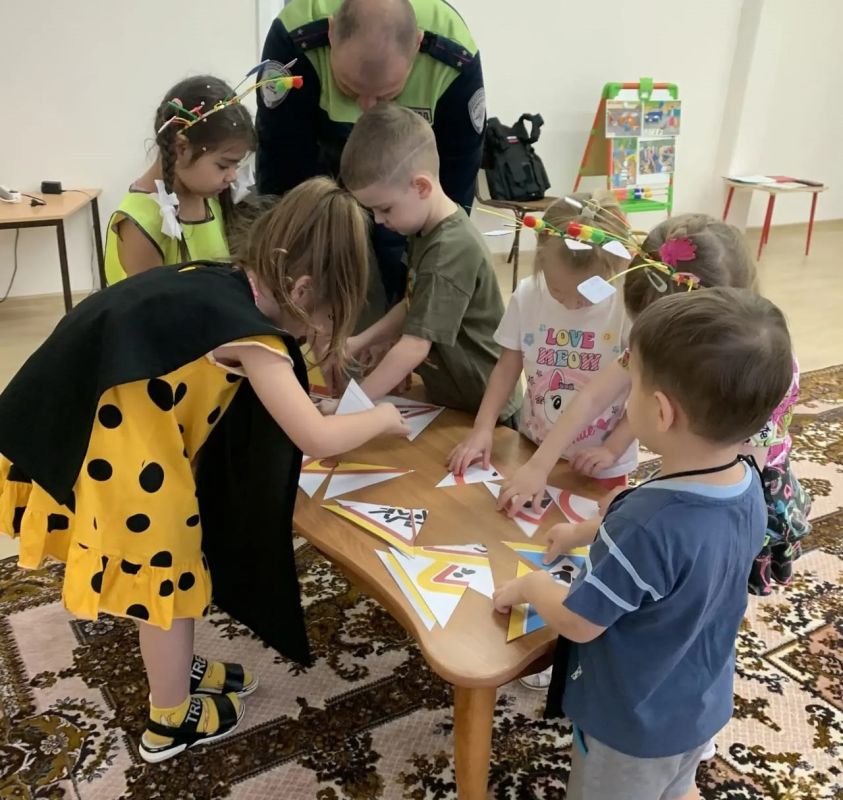 Сотрудники Госавтоинспекции Ноябрьска провели для дошколят квест-игру по ПДД