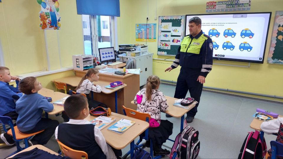 В Лабытнанги автоинспекторы напомнили школьникам о важности соблюдения ПДД