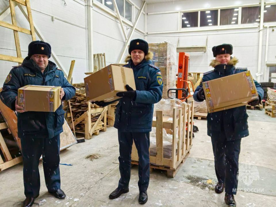 В Салехарде сотрудники Центра управления к кризисных ситуациях оказали адресную помощь Центру детского творчества «Надежда»