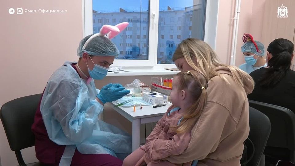 Ни слезинки. В новоуренгойской детской поликлинике с детьми работает самый артистичный лаборант