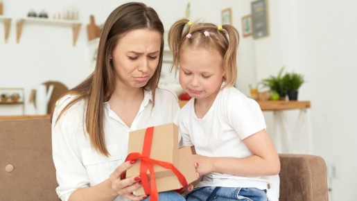 За такие подарки внуки не скажут спасибо: вот что не стоит вручать детям на праздник