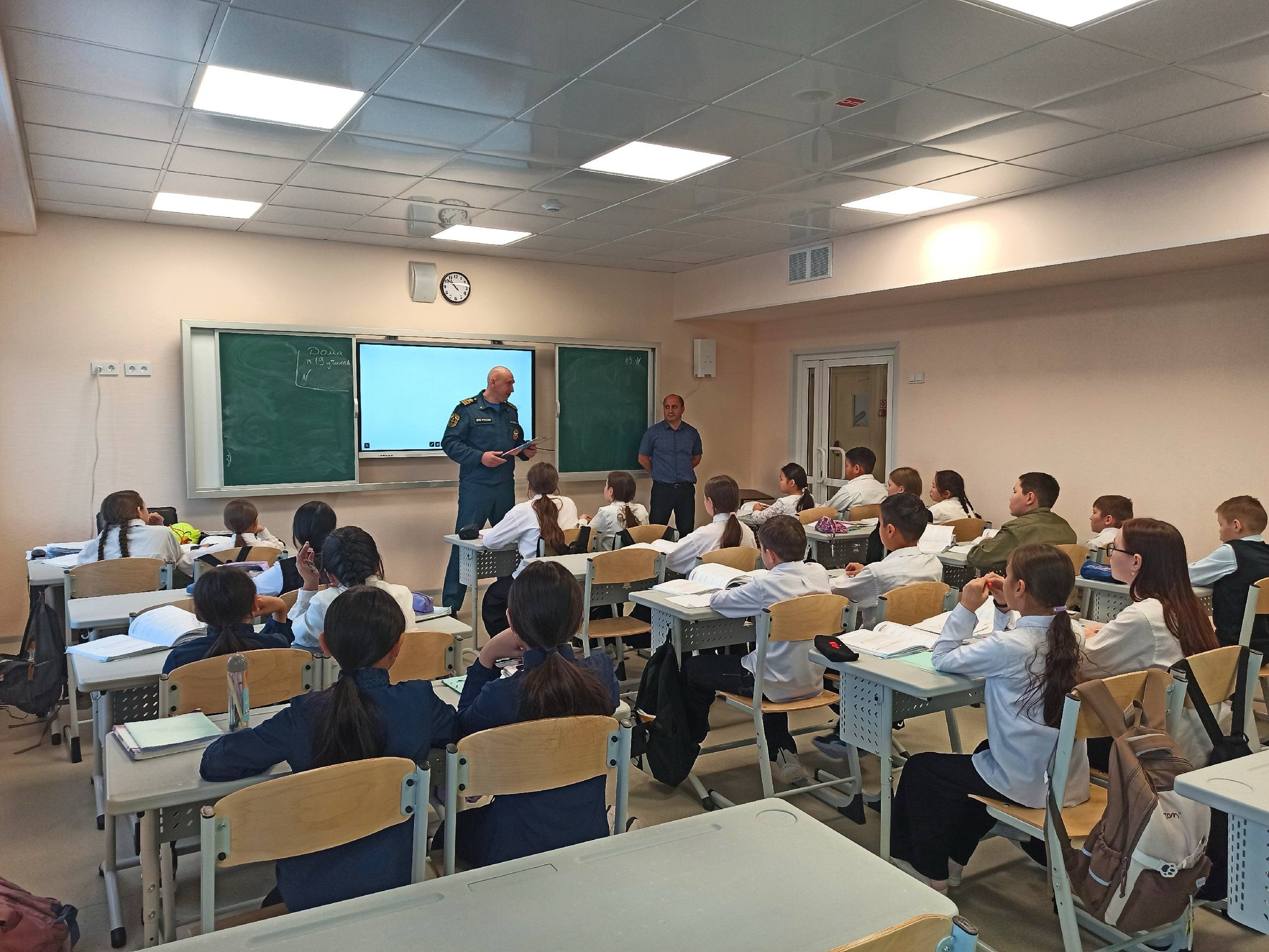 Ямальские школьники изучили правила безопасности вместе с инспектором ГИМС Ямальские школьники изучили правила безопасности вместе с инспектором ГИМС