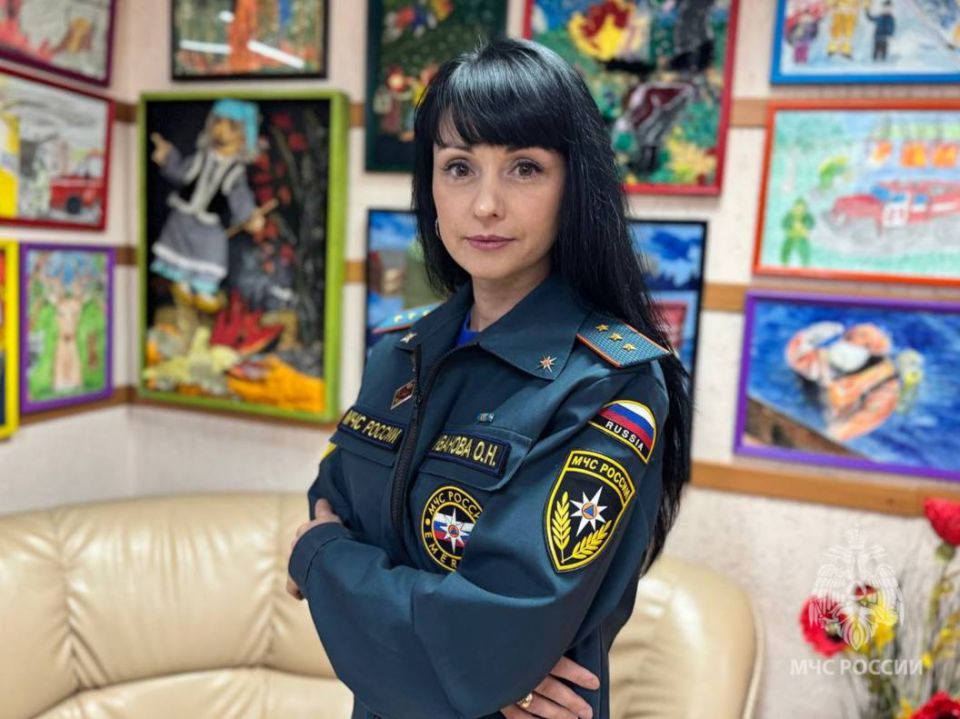 #Девушки_МЧС. Хрупкость с упорным характером Сотрудник МЧС традиционно ассоциируется с мужественностью, физической силой и выносливостью