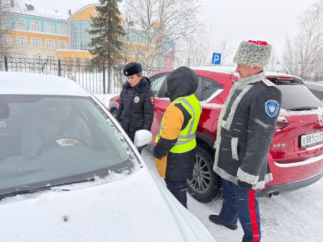 В Губкинском казаки и ЮИДовцы вместе с Госавтоинспекцией призвали водителей к соблюдению ПДД В Губкинском казаки и ЮИДовцы вместе с Госавтоинспекцией призвали водителей к соблюдению ПДД