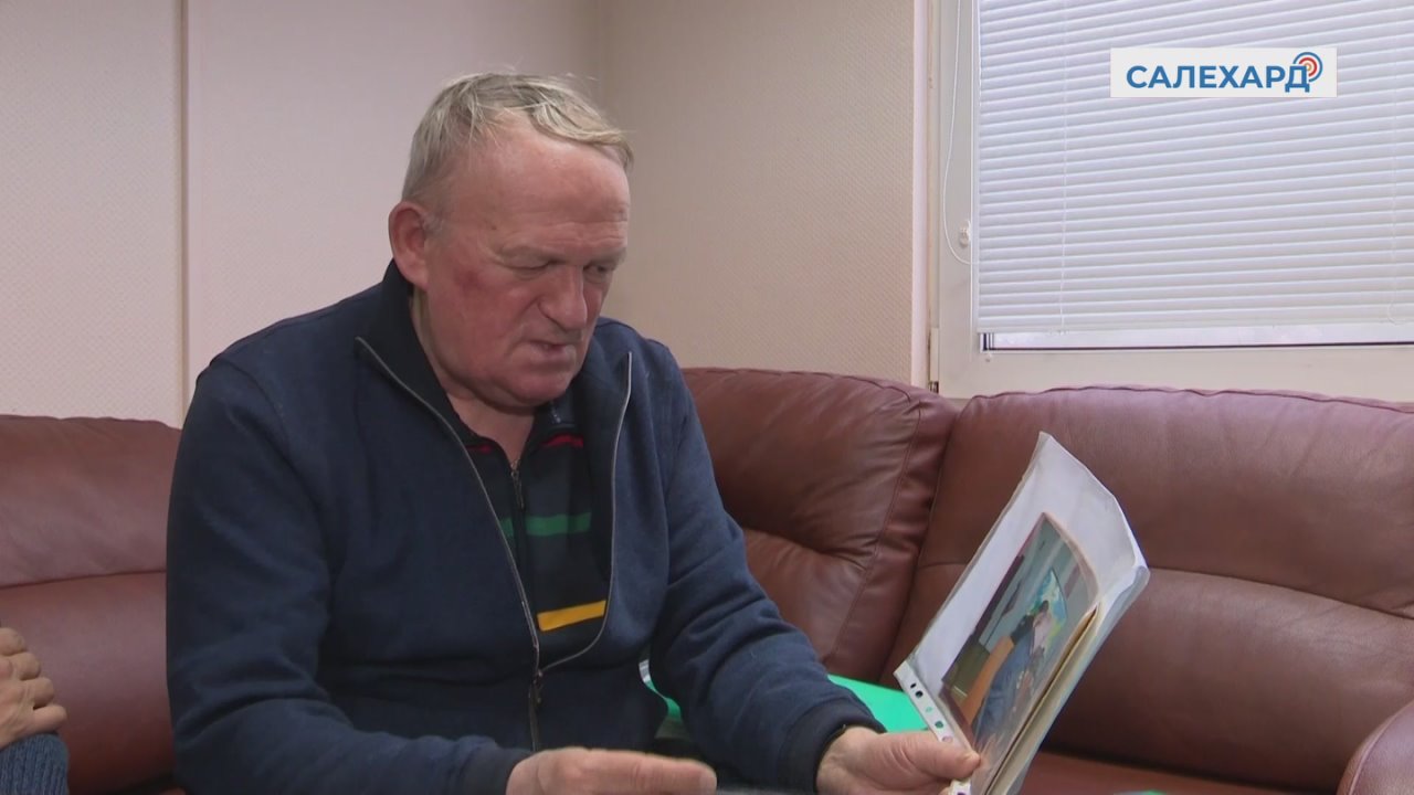 История длинною в жизнь!. В Салехарде дети Анатолия Палюги преподнесли своему отцу уникальный подарок - обновлённое издание семейной книги, в которой собраны воспоминания и биография ветерана