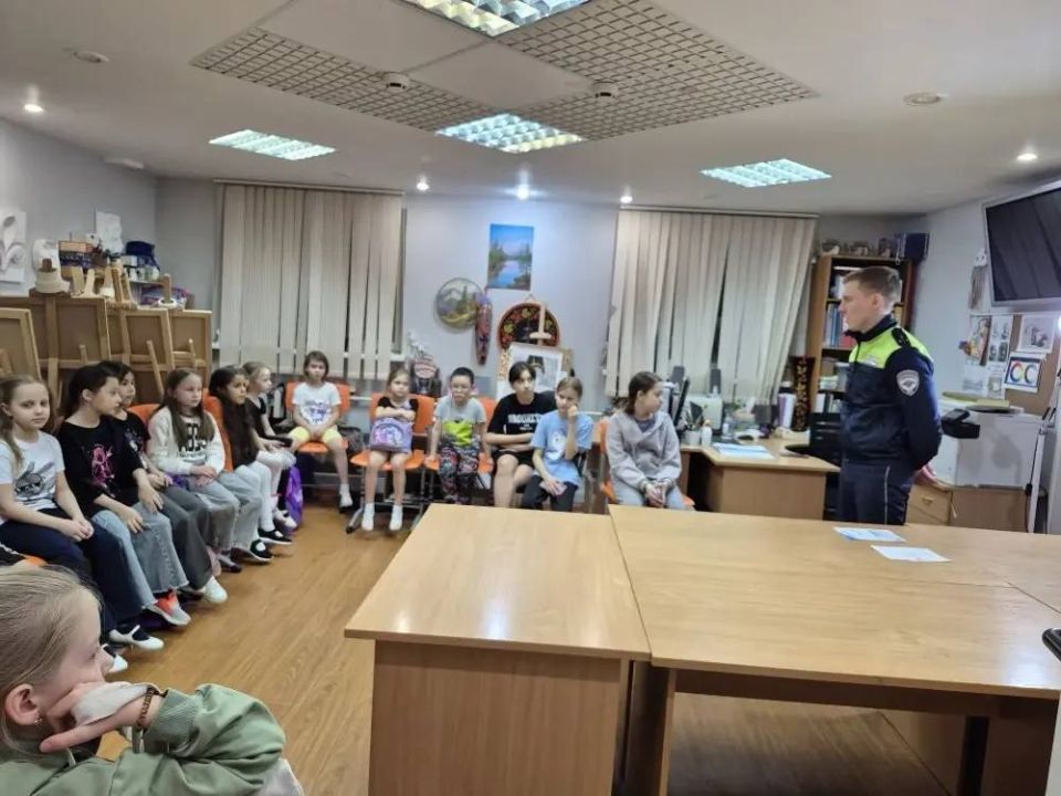 Пуровские автоинспекторы организовали интерактивное мероприятие «Светись в темноте: безопасность на дороге»