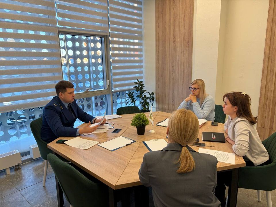 Исполняющий обязанности прокурора Ноябрьска Артем Гордин совместно с представителями филиала фонда «Защитники Отечества» по ЯНАО и ГБУ ЯНАО «Центр социального обслуживания населения «Гармония» в МО г. Ноябрьск» провел личный...