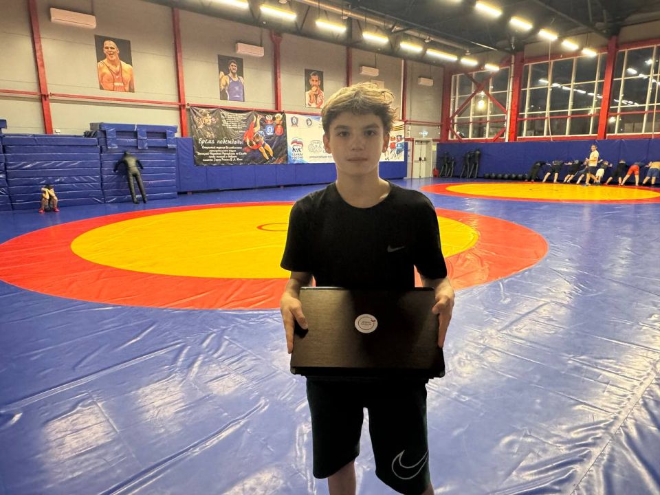 Юный спортсмен из Волновахского муниципального округа ДНР получил подарок из Нового Уренгоя