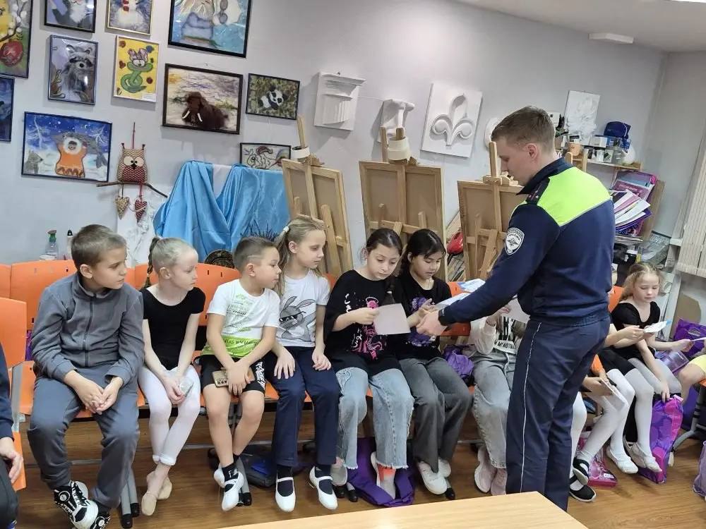 Пуровские автоинспекторы организовали интерактивное мероприятие «Светись в темноте: безопасность на дороге» Пуровские автоинспекторы организовали интерактивное мероприятие «Светись в темноте: безопасность на дороге»