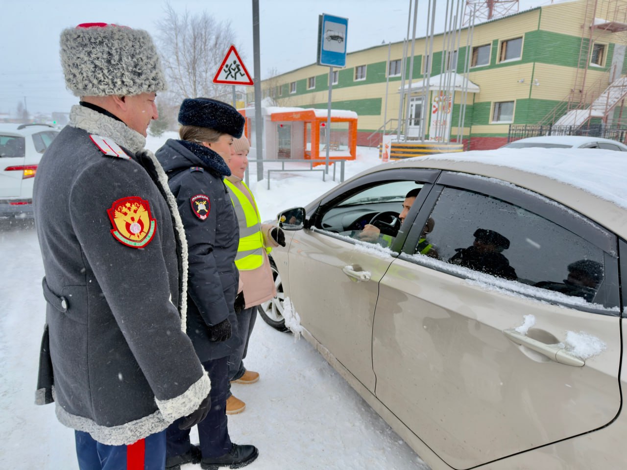 В Губкинском казаки и ЮИДовцы вместе с Госавтоинспекцией призвали водителей к соблюдению ПДД В Губкинском казаки и ЮИДовцы вместе с Госавтоинспекцией призвали водителей к соблюдению ПДД