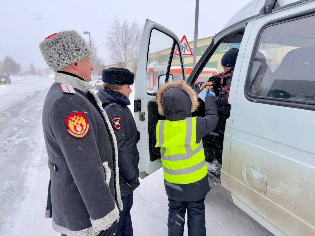 В Губкинском казаки и ЮИДовцы вместе с Госавтоинспекцией призвали водителей к соблюдению ПДД В Губкинском казаки и ЮИДовцы вместе с Госавтоинспекцией призвали водителей к соблюдению ПДД