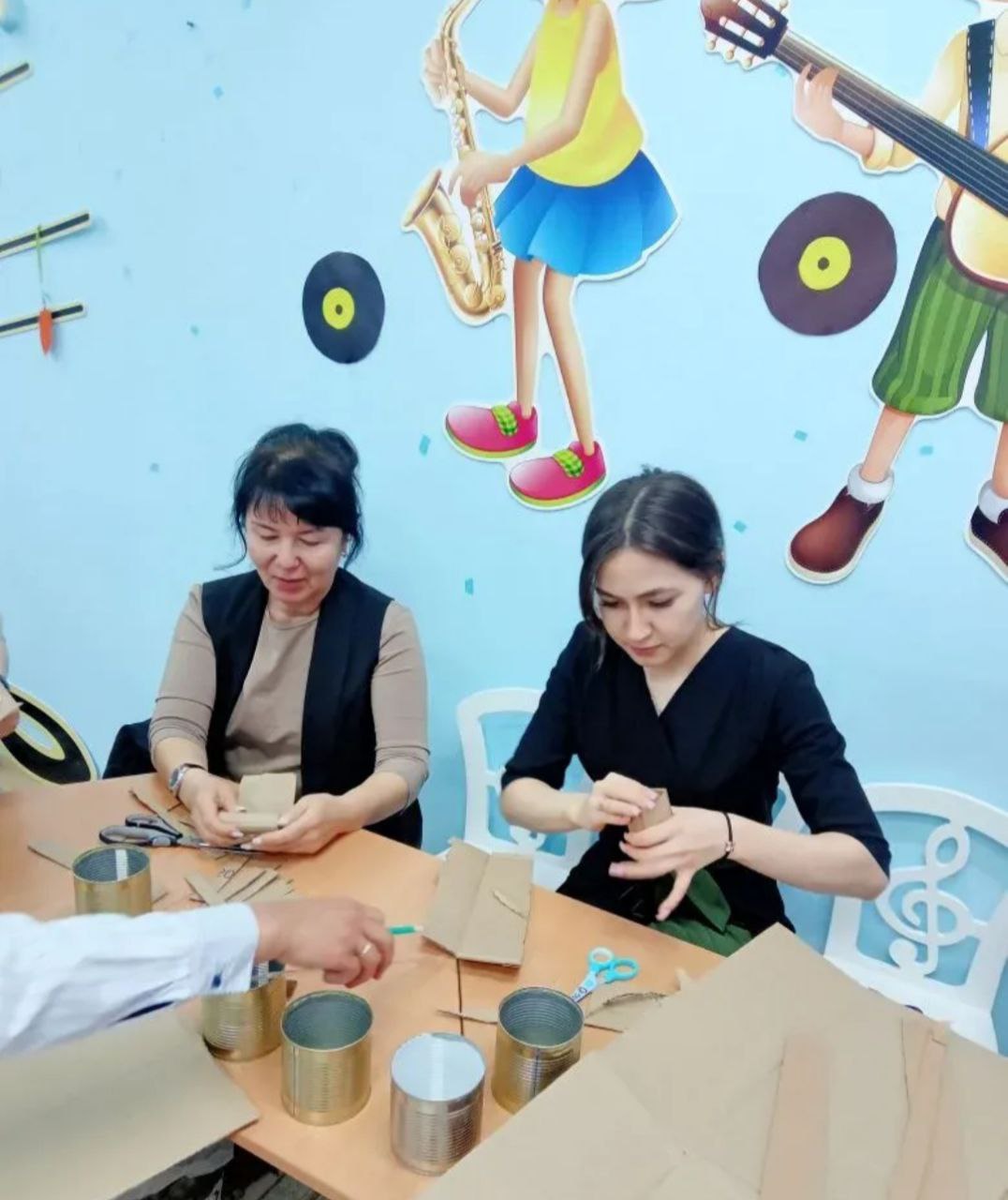 Тёплый огонёк поддержки. Педагоги и родители воспитанников детского сада "Росинка" регулярно изготавливают окопные свечи Тёплый огонёк поддержки. Педагоги и родители воспитанников детского сада "Росинка" регулярно изготавливают окопные свечи