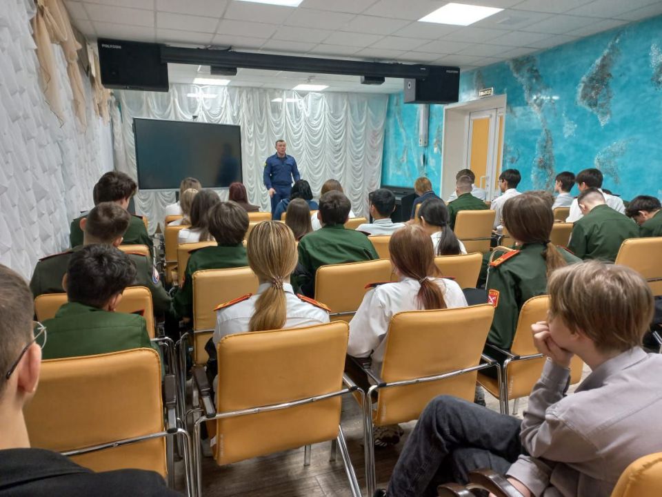 Старший помощник Надымского городского прокурора Василий Кузнецов выступил перед учащимися МОУ "Средняя общеобразовательная школа №6 с углублённым изучением отдельных предметов" с лекцией на тему - "Профилактика наркомании