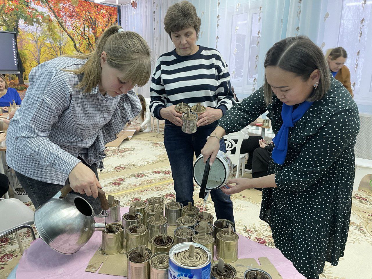 Тёплый огонёк поддержки. Педагоги и родители воспитанников детского сада "Росинка" регулярно изготавливают окопные свечи Тёплый огонёк поддержки. Педагоги и родители воспитанников детского сада "Росинка" регулярно изготавливают окопные свечи