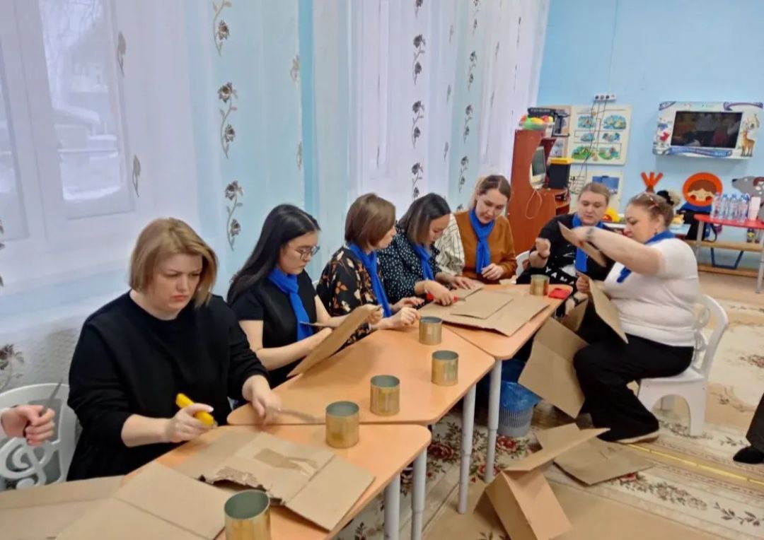 Тёплый огонёк поддержки. Педагоги и родители воспитанников детского сада "Росинка" регулярно изготавливают окопные свечи Тёплый огонёк поддержки. Педагоги и родители воспитанников детского сада "Росинка" регулярно изготавливают окопные свечи