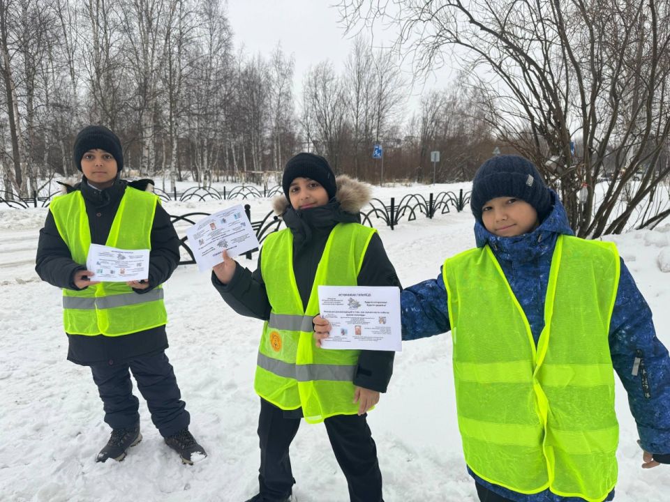 В Ноябрьске юные инспекторы движения провели информационную акцию «Осторожно – гололед!»