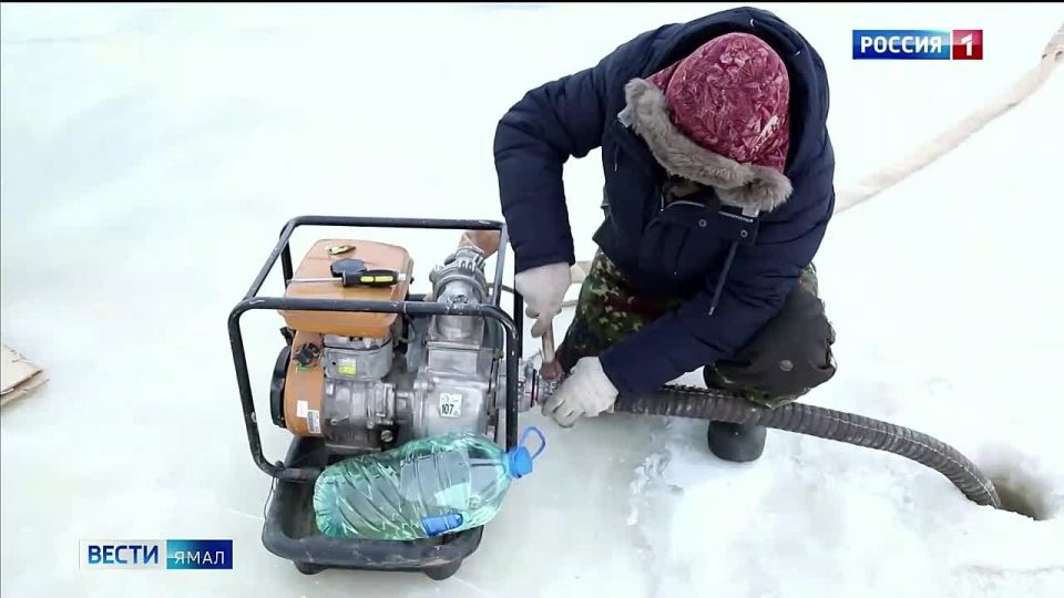 Мосты изо льда: в Шурышкарском районе дождались морозов и взялись за строительство зимника