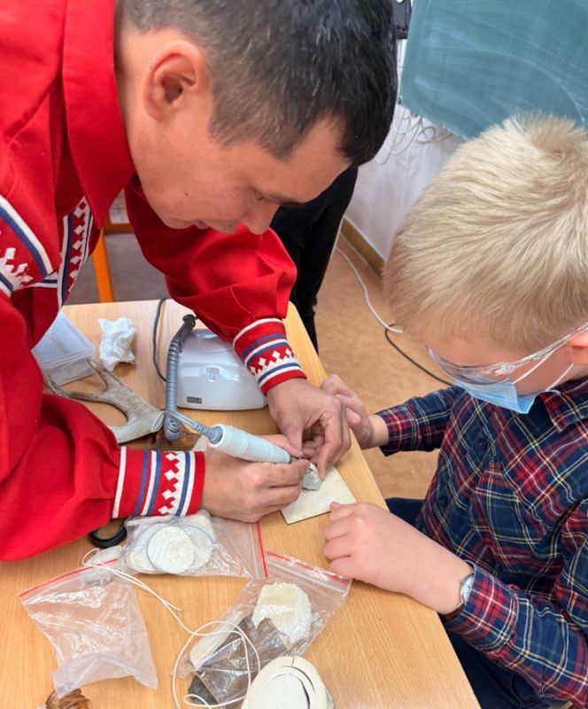 Ямальский косторез провел мастер-классы в Словацкой Республике