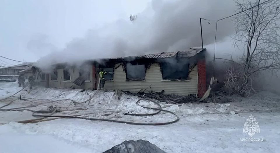 В 11 часов 03 минуты открытое горение ликвидировано на площади 300 квадратных метров