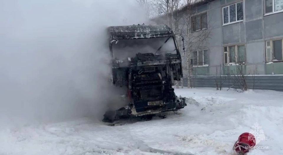 В 09 часов 52 минуты в пожарно-спасательную часть г. Губкинский поступило сообщение о возгорании фуры с прицепом в микрорайоне 1, за домом 41