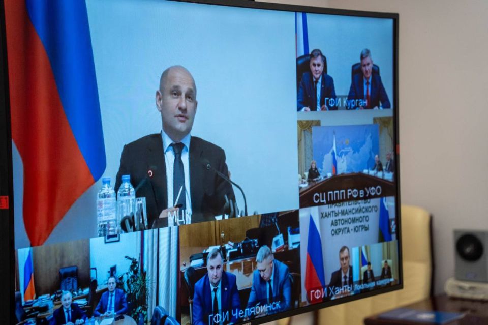 На Совете законодателей Уральского федерального округа представил полномочному представителю Президента в УрФО Артёму Жоге информацию о демографической ситуации на Ямале