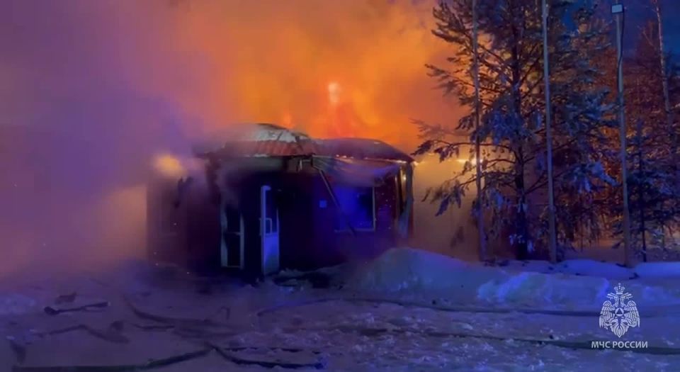 В 06 часов 29 минут в пожарно-спасательную г. Губкинский от очевидца поступило сообщение о возгорании офисного здания, расположенного в районе промзоны, 3 панель