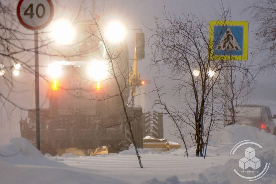 С начала зимнего сезона дорожные службы Надыма работают в круглосуточном режиме
