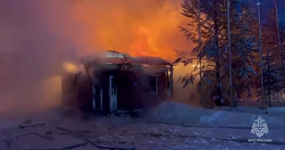 Пожар в промзоне Губкинского: офисное здание в огне