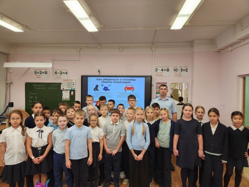 Сотрудники Госавтоинспекции Ноябрьска провели профилактические беседы со школьниками Сотрудники Госавтоинспекции Ноябрьска провели профилактические беседы со школьниками