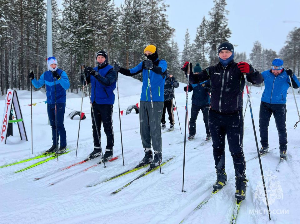 Сегодня в рамках спартакиады на лыжной базе г. Губкинский состоялись соревнования по лыжным гонкам среди сотрудников подразделений Ноябрьского пожарно-спасательного гарнизона