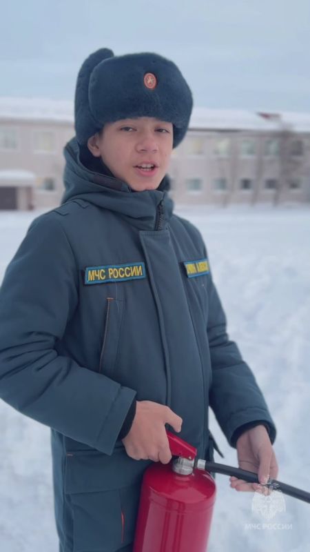 Салехардские ребята кадетского класса шестой школы научат тебя, как правильно пользоваться огнетушителем!