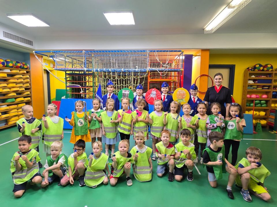 В Салехарде юные инспекторы движения провели мероприятие по безопасности дорожного движения для дошкольников