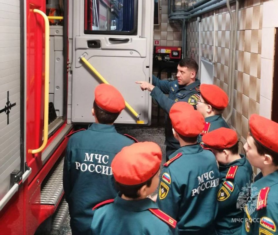 Один день в карауле. Кадеты города Надыма заступили на дежурство в караул во второй пожарно-спасательной части Один день в карауле. Кадеты города Надыма заступили на дежурство в караул во второй пожарно-спасательной части